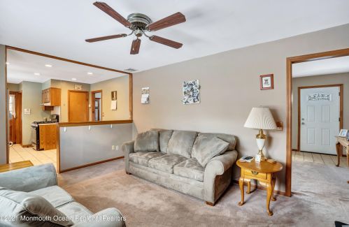 130 Floyd St, Edison NJ 08820-2101 exterior