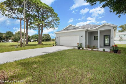 580 Tropical Trl, Merritt Island, FL 32952-4979