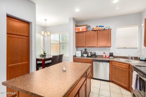 2032 77th Ln, Phoenix AZ 85033-4925 exterior