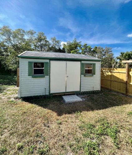 592 Whitmore Dr, Fort Pierce FL  34984-4570 exterior