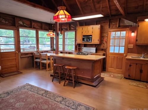 8 Arnold Ln, Killingly CT 06241-1515 exterior