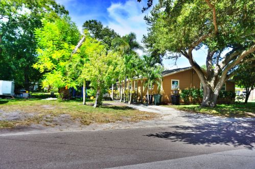 1011 13th St, Fort Pierce, FL 34950-9254