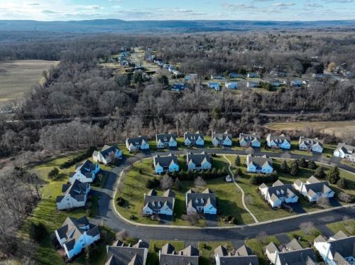 10 Balsam Ridge Cir, Wallingford CT  06492-4377 exterior