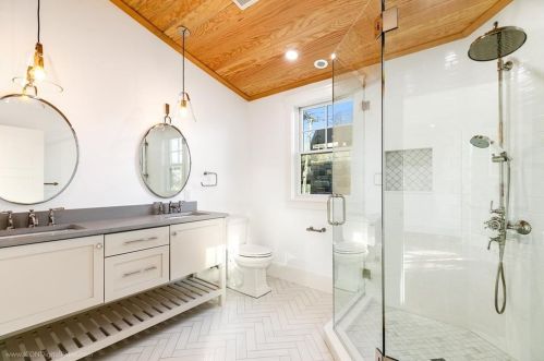 166 Ruggles Ave, Middletown RI 02840-4351 exterior