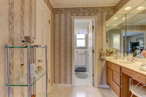 1281 America Ave, Babylon NY 11704-4037 exterior