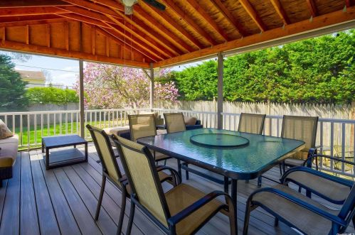 4 Inwood Pl, Huntington Station NY 11747-1519 exterior