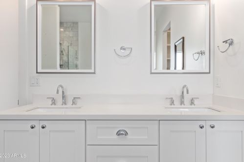 4239 42nd St, Phoenix AZ  85018-4207 exterior