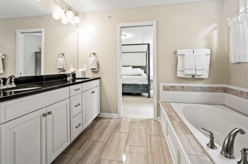 868 Highpointe Cir, Pittsburgh PA 15220-1854 exterior