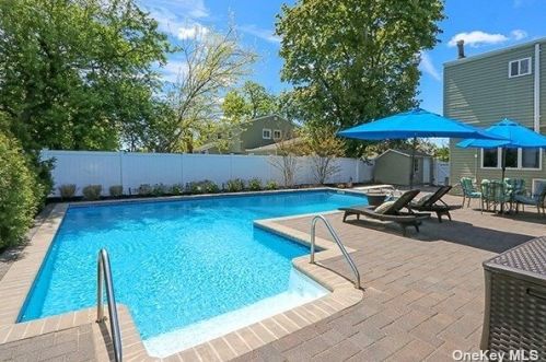 9 Sagamore Ln, Huntington Station NY exterior