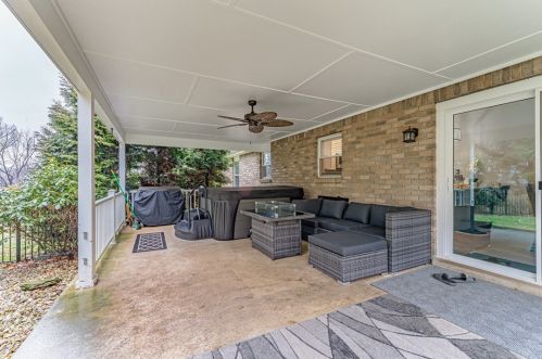 1521 Greendale Dr, Pittsburgh PA  15239-1143 exterior