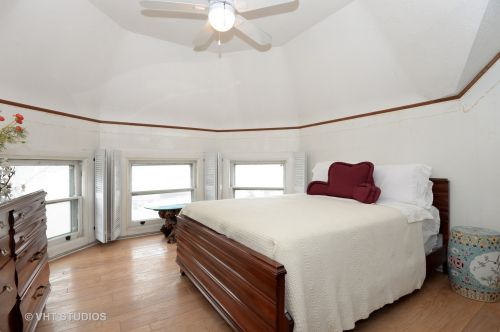 6300 Louise Ave, Chicago IL 60646-4008 exterior