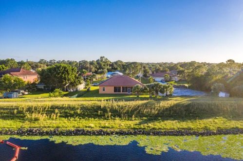 386 Dalton Cir, Fort Pierce FL 34953-5850 exterior