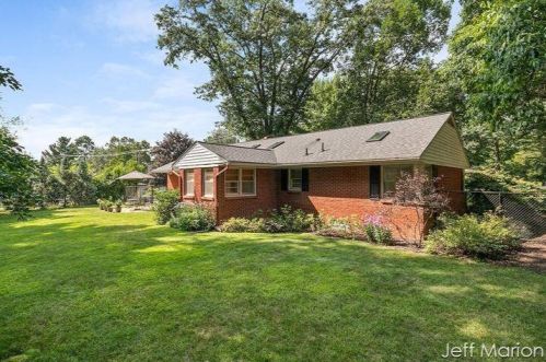 7146 Thorncrest Dr, Grand Rapids MI 49546-7358 exterior