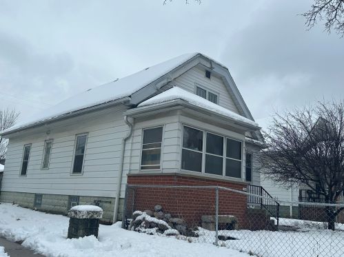 2460 20th St, Milwaukee, WI 53206-1551