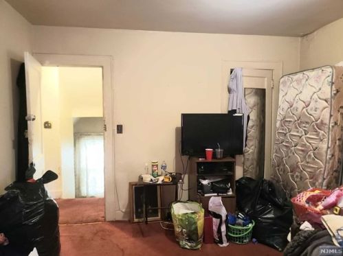 1290 Beaumont Ave, Teaneck NJ 07666-4901 exterior