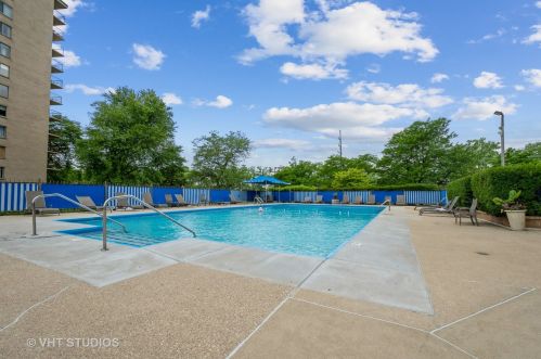 7033 Kedzie Ave, Chicago IL  60645-2845 exterior