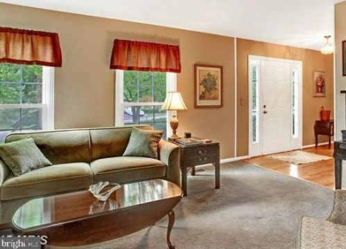 10 Beauvoir Ct, Rockville, MD 20855-1250