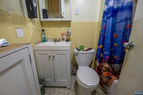 207 St, Union City NJ 07087-6404 exterior