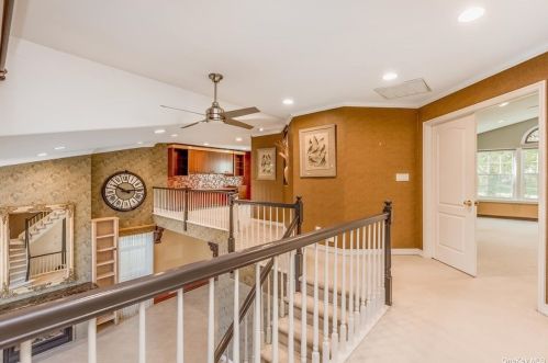 206 Windwatch Dr, Hauppauge NY 11788-3349 exterior