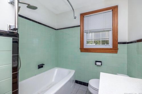 15 Longview Rd, Enfield CT 06082-4019 exterior