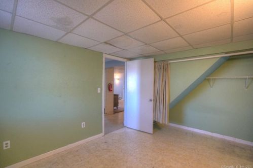 18 Comstock Ave, Uncasville CT 06382-2603 exterior