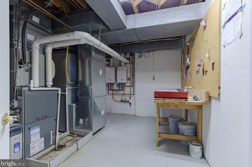 1515 Highwood Dr, Mc Lean VA  22101-5800 exterior