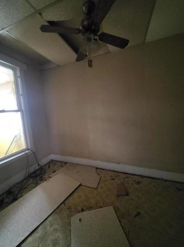 8917 Escanaba Ave, Chicago IL 60617-3136 exterior