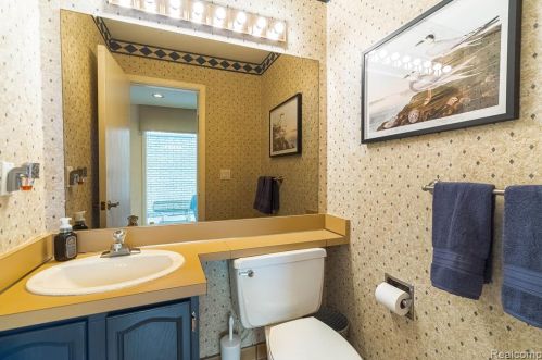 1249 Oakwood Ct, Rochester MI 48307-2539 exterior