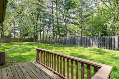 81 Laurel Holw Ct, Edison NJ 08820-1043 exterior