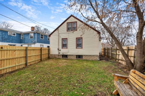 2823 Oriole Dr, Milwaukee WI 53209-4236 exterior