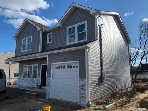 63 Calvert Ave, Babylon, NY 11704-6301