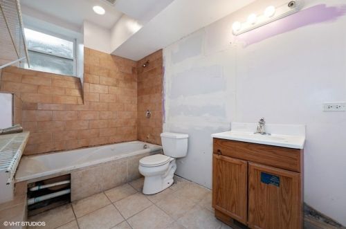 1342 Roscoe St, Chicago IL 60618-5132 exterior