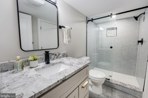 1505 Crestwood Dr, Alexandria VA  22302-2303 exterior