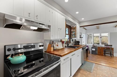 6 Jones Rd, Wallingford CT  06492-4305 exterior