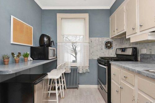 6 Eton St, Valley Stream NY 11581-2903 exterior