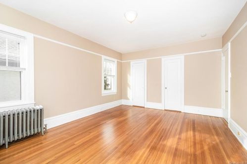 251 239 St, Bronx NY 10470-1811 exterior