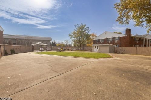 24 Woodedge Ave, Edison NJ exterior