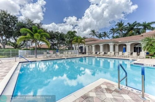 7948 Lando Ave, Boynton Beach FL 33437-6359 exterior