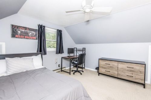 8415 Fox Croft Ln, Milwaukee WI 53217-2226 exterior