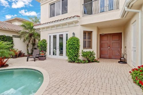 1032 Grand Isle Dr, Naples FL 34108-3325 exterior