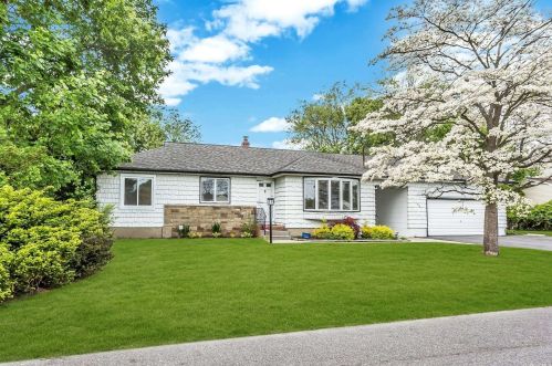 820 10th St, Babylon, NY 11704-3812