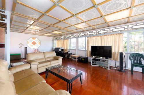 804 12th Ave, Honolulu, HI 96816-2249