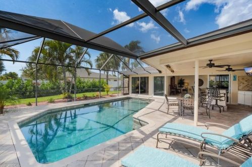 160 Madison Dr, Naples FL 34110-1323 exterior