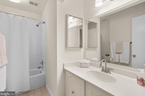 5806 Tudor Ln, Rockville MD 20852-2852 exterior