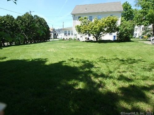 47 Maple St, Manchester CT 06040-5527 exterior