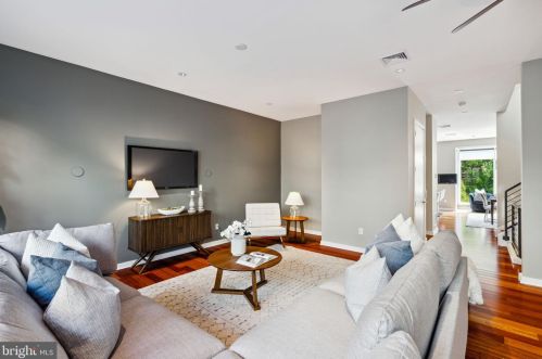 1433 Bainbridge St, Philadelphia PA 19146-2121 exterior