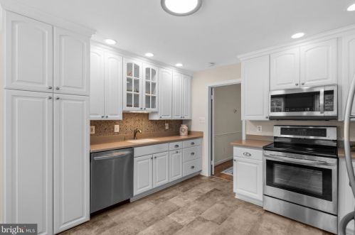 5806 Tudor Ln, Rockville MD 20852-2852 exterior