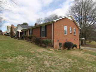 1824 Kingston Dr, Gastonia, NC 28052-7695