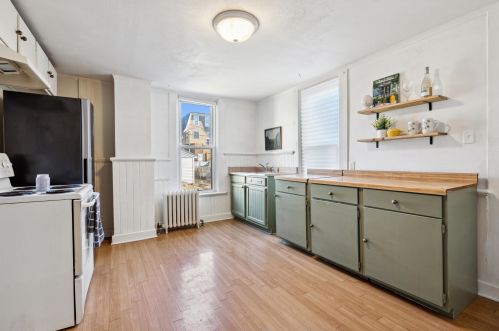 1672 Cass St, Milwaukee WI  53202-2053 exterior