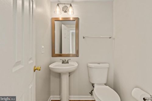 3805 Eisenhower Ave, Alexandria VA 22304-6427 exterior